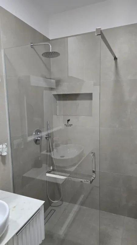 Tirane, jepet me qera apartament 1+1 Kati 3, 77 m² 105.000 € (QENDER)