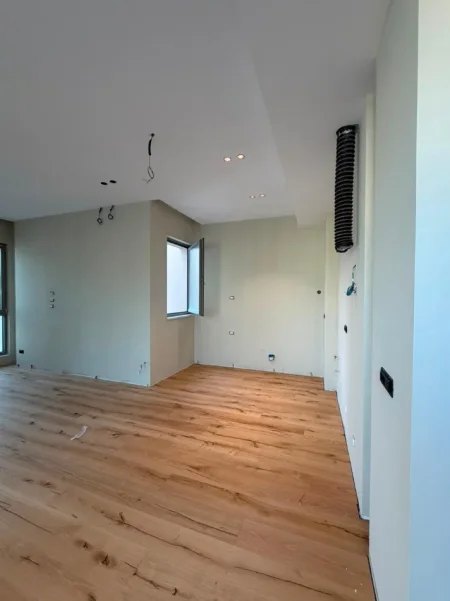 Tirane, jepet me qera ambjent biznesi Kati 2, 127 m² 1.500 € (Liqeni i Thate)