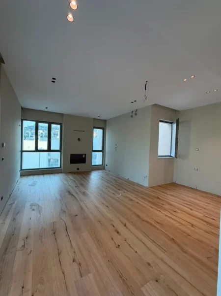 Tirane, jepet me qera ambjent biznesi Kati 2, 127 m² 1.500 € (Liqeni i Thate)