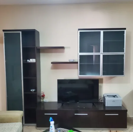 Tirane, shes Shes minibar, tavoline dhe kolltuqe 200 €