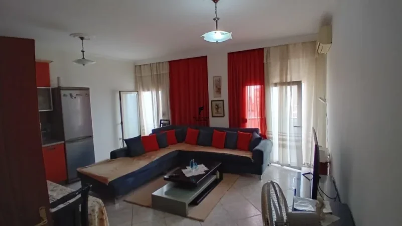 Tirane, jepet me qera apartament 2+1 Kati 4, 80 m² 500 € (KINOSTUDIO)