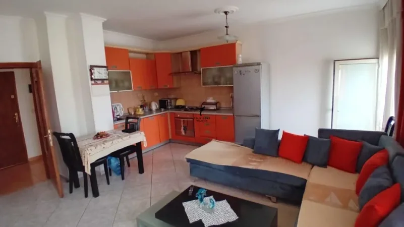 Tirane, jepet me qera apartament 2+1 Kati 4, 80 m² 500 € (KINOSTUDIO)