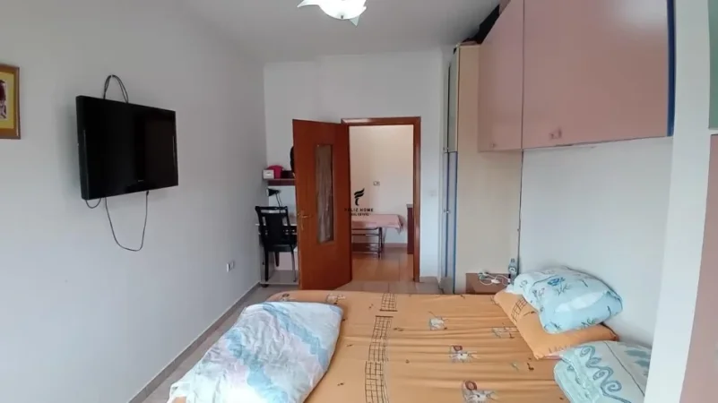 Tirane, jepet me qera apartament 2+1 Kati 4, 80 m² 500 € (KINOSTUDIO)