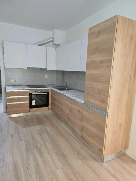Tirane, jepet me qera apartament 2+1 Kati 2, 80 m² 500 € (5 MAJI)