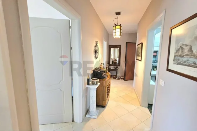 Tirane, shitet apartament 2+1+Ballkon Kati 3, 81 m² 180.000 € (RRUGA E kavajes)