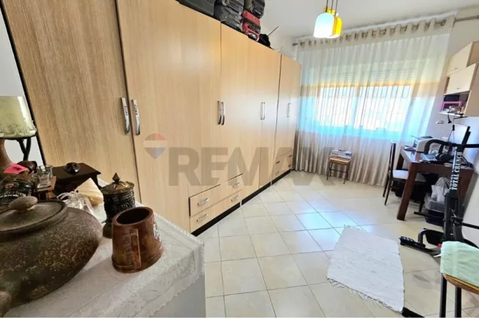 Tirane, shitet apartament 2+1+Ballkon Kati 3, 81 m² 180.000 € (RRUGA E kavajes)