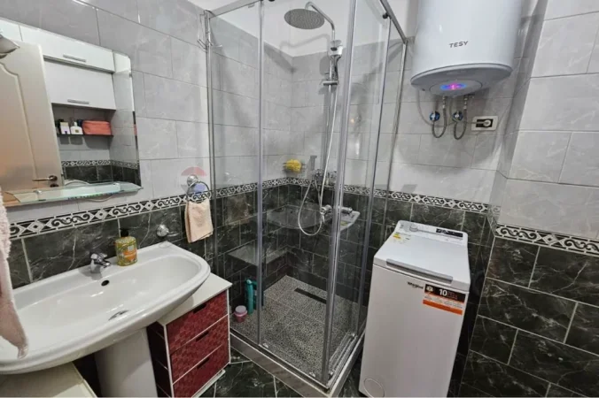 Tirane, shitet apartament 2+1+Ballkon Kati 3, 81 m² 180.000 € (RRUGA E kavajes)