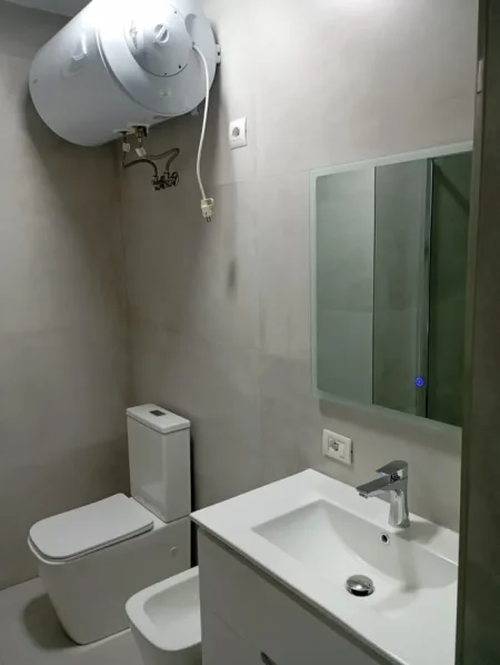 Tirane, jepet me qera apartament 2+1 Kati 2, 90 m² 700 € (Rrethi i Komunës së Parisit)
