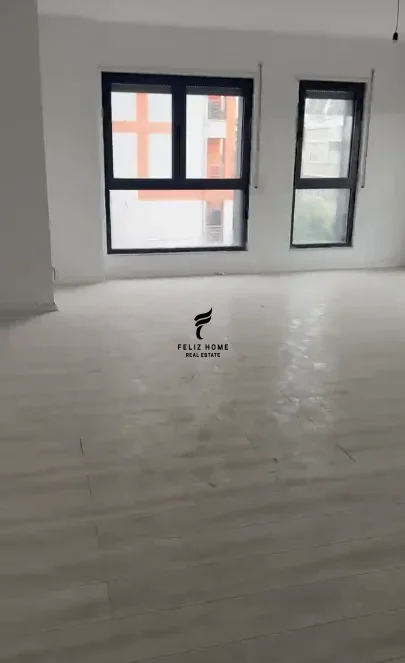 Tirane, jepet me qera zyre Kati 1, 126 m² 800 € (BULEVARDI I RI)
