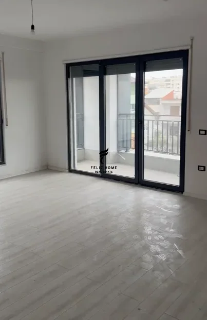 Tirane, jepet me qera zyre Kati 1, 126 m² 800 € (BULEVARDI I RI)
