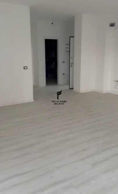 Tirane, jepet me qera zyre Kati 1, 126 m² 800 € (BULEVARDI I RI)