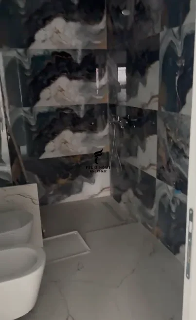 Tirane, jepet me qera zyre Kati 1, 126 m² 800 € (BULEVARDI I RI)
