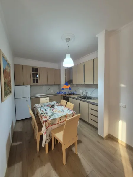 Tirane, jepet me qera apartament 1+1+Ballkon Kati 4, 94 m² 1.000 € 