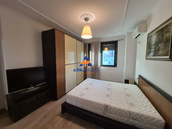 Tirane, jepet me qera apartament 1+1+Ballkon Kati 4, 94 m² 1.000 € 