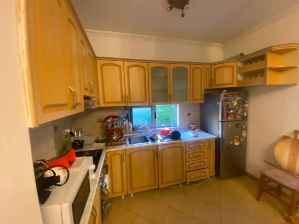 Tirane, jepet me qera apartament 1+1 Kati 3, 65 m² 300 € (Fresk prane Spar 2)