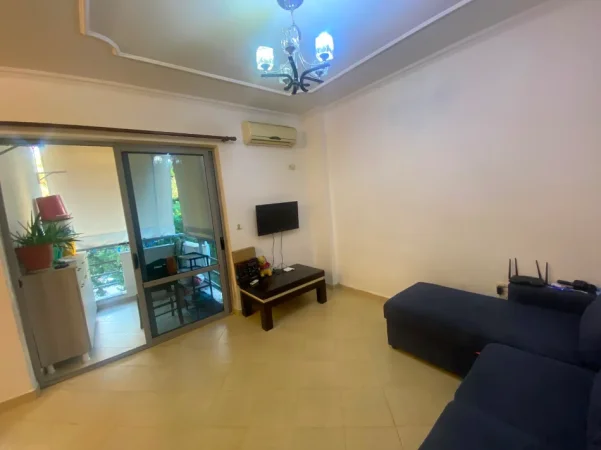 Tirane, jepet me qera apartament 1+1 Kati 3, 65 m² 300 € (Fresk prane Spar 2)