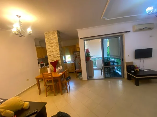 Tirane, jepet me qera apartament 1+1 Kati 3, 65 m² 300 € (Fresk prane Spar 2)