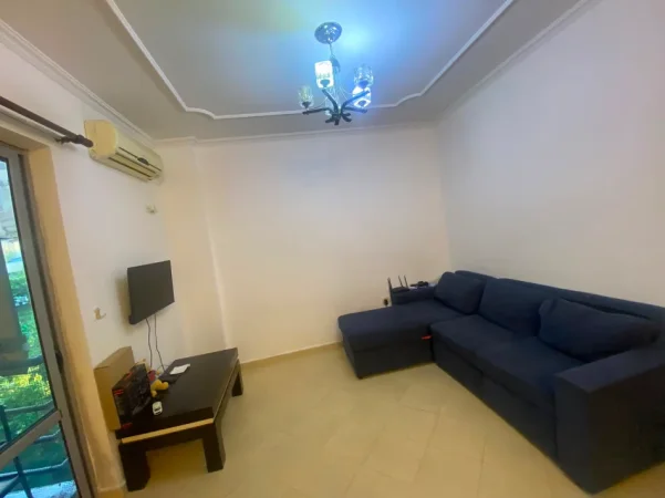 Tirane, jepet me qera apartament 1+1 Kati 3, 65 m² 300 € (Fresk prane Spar 2)