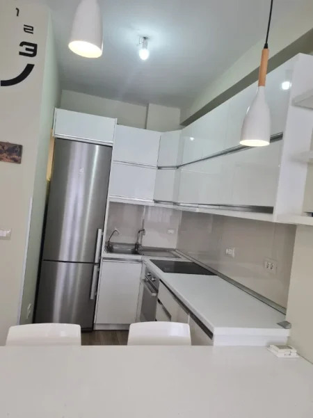 Tirane, jepet me qera Apartament 1+1 Kati 7,Mobiluar,  Çmimi 43.000 Lekë të Reja, në Astir - Tiranë