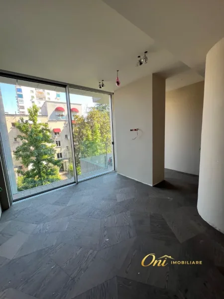 Tirane, jepet me qera zyre Kati 2, 35 m² 1.000 € (BLLOK)