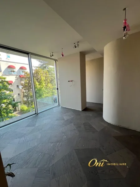 Tirane, jepet me qera zyre Kati 2, 35 m² 1.000 € (BLLOK)