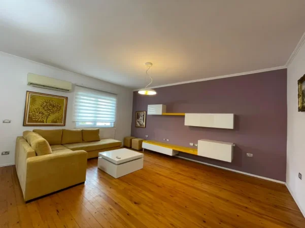 Tirane, jepet me qera apartament 2+1 Kati 4, 120 m² 800 € (Rruga e Kosovareve.)