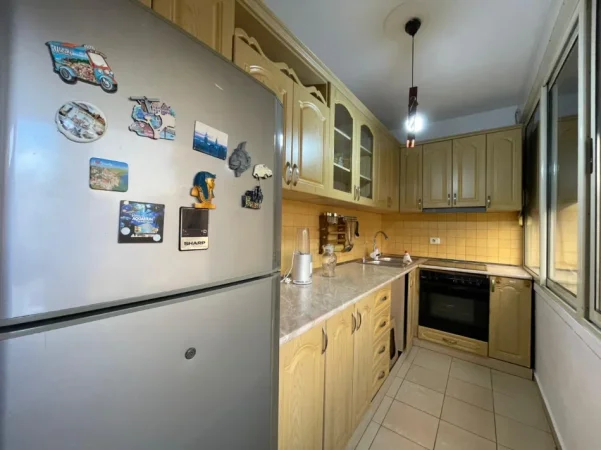 Tirane, jepet me qera apartament 2+1 Kati 4, 120 m² 800 € (Rruga e Kosovareve.)