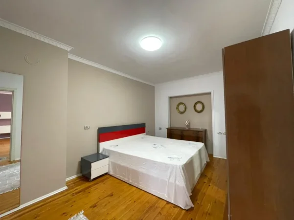 Tirane, jepet me qera apartament 2+1 Kati 4, 120 m² 800 € (Rruga e Kosovareve.)