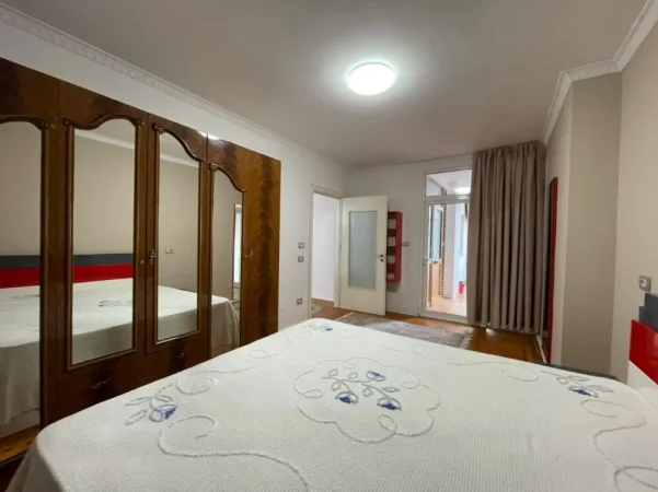 Tirane, jepet me qera apartament 2+1 Kati 4, 120 m² 800 € (Rruga e Kosovareve.)
