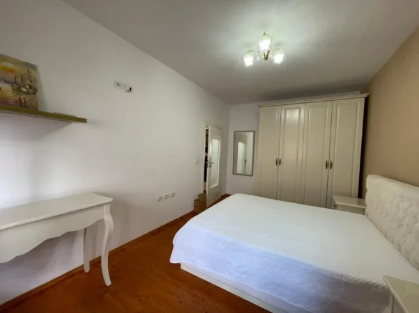 Tirane, jepet me qera apartament 2+1 Kati 4, 120 m² 800 € (Rruga e Kosovareve.)
