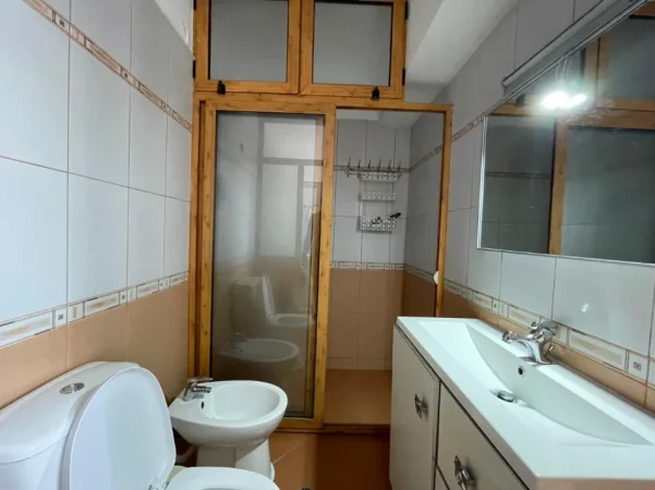 Tirane, jepet me qera apartament 2+1 Kati 4, 120 m² 800 € (Rruga e Kosovareve.)