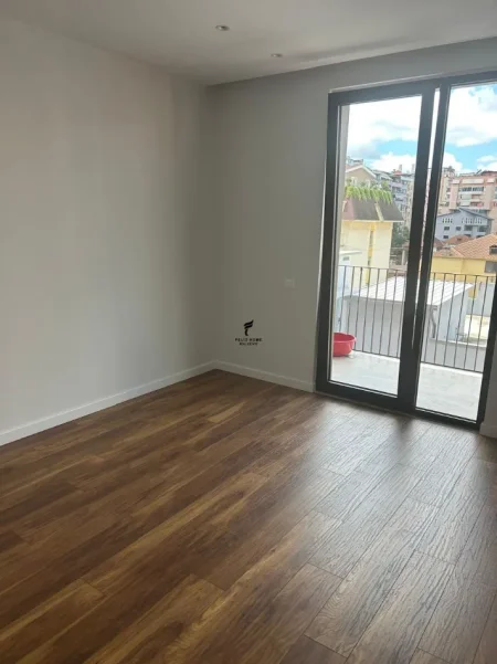 Tirane, jepet me qera zyre Kati 3, 116 m² 1.700 € (KOMUNA E PARISIT)
