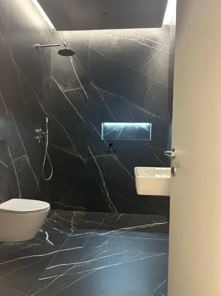 Tirane, jepet me qera zyre Kati 3, 116 m² 1.700 € (KOMUNA E PARISIT)