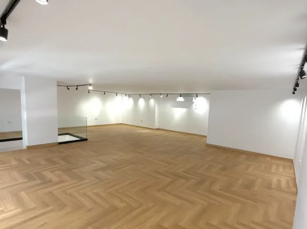 Shqiperi, jepet me qera ambjent biznesi , 3.500 € 