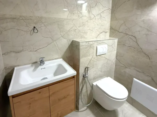 Shqiperi, jepet me qera ambjent biznesi , 3.500 € 