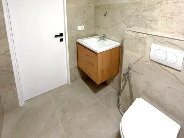 Shqiperi, jepet me qera ambjent biznesi , 3.500 € 