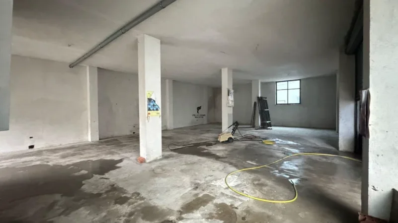 Tirane, jepet me qera magazine Kati 0, 180 m² 1.200 € (FUSHA E AVIACIONIT)