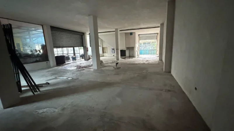 Tirane, jepet me qera magazine Kati 0, 180 m² 1.200 € (FUSHA E AVIACIONIT)