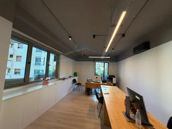 Tirane, jepet me qera ambjent biznesi Kati 2, 529 m² 11.000 € (Lion Park 1)