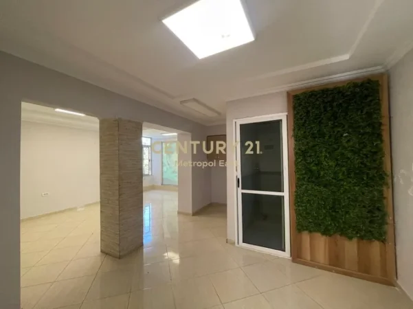 Tirane, jepet me qera ambjent biznesi Kati 1, 60 m² 700 € 