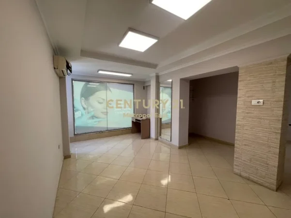 Tirane, jepet me qera ambjent biznesi Kati 1, 60 m² 700 € 