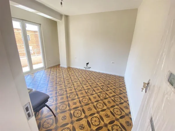Tirane, jepet me qera zyre Kati 3, 106 m² 800 € (QENDER)