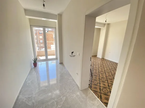 Tirane, jepet me qera zyre Kati 3, 106 m² 800 € (QENDER)