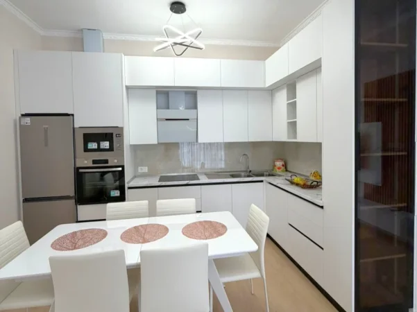Tirane, jepet me qera apartament 2+1 , 1.300 € 