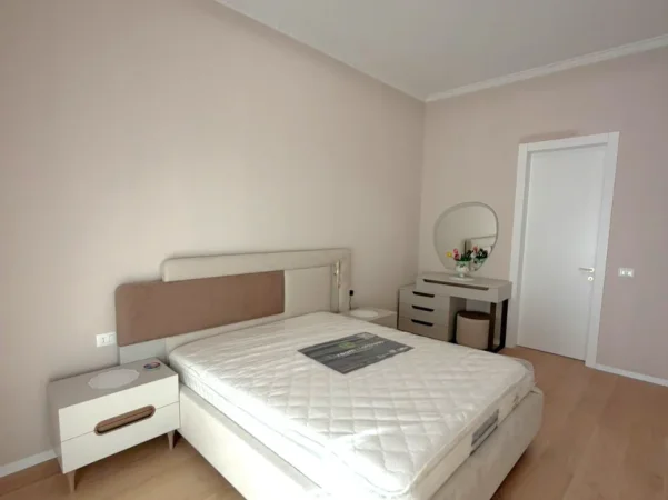 Tirane, jepet me qera apartament 2+1 , 1.300 € 