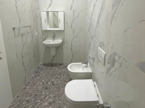 Tirane, jepet me qera apartament 2+1 , 1.300 € 