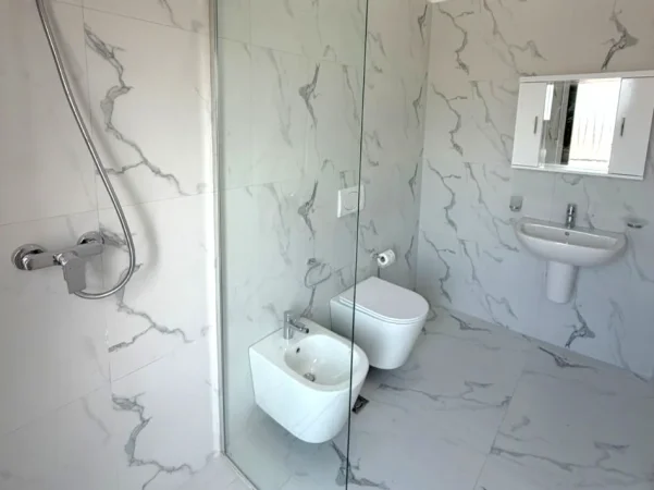 Tirane, jepet me qera apartament 2+1 , 1.300 € 