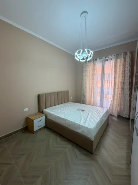 Tirane, jepet me qera apartament 1+1+Aneks+Ballkon , 78 m² 850 € (ish parku i autobusave)