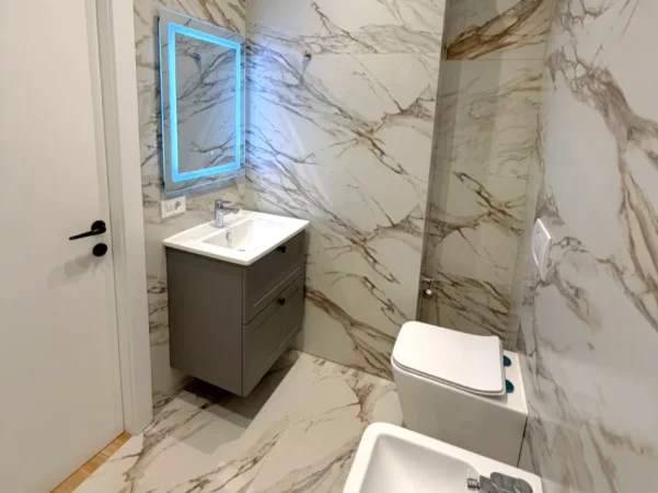 Tirane, jepet me qera apartament 1+1+Ballkon , 90 m² 950 € 