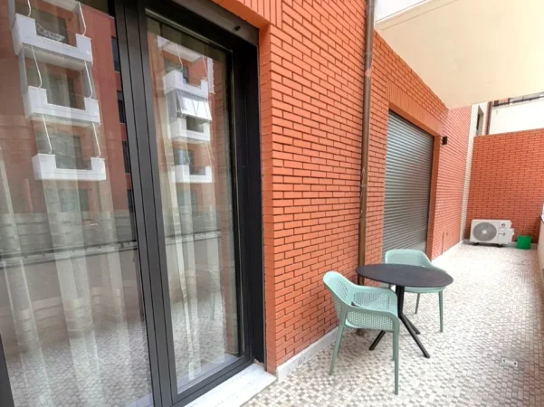 Tirane, jepet me qera apartament 1+1+Ballkon , 90 m² 950 € 